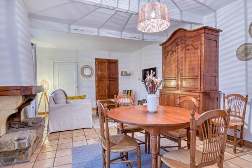 un salon avec une table et des chaises en bois dans l'établissement Gisèle charmante maison de ville au coeur de Bihorel, à Bihorel