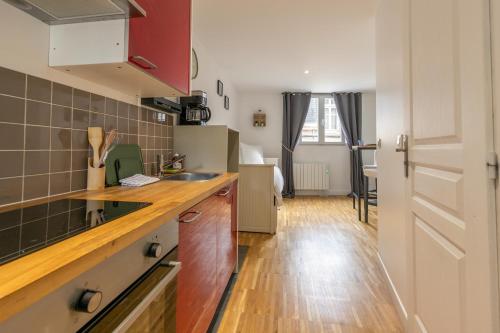 Η κουζίνα ή μικρή κουζίνα στο Les Appartements des 3 rois