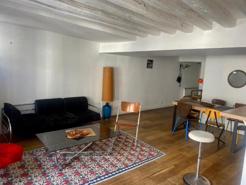 un salon avec un canapé et une table dans l'établissement ParisLouvreSamaritaineCharme, à Paris