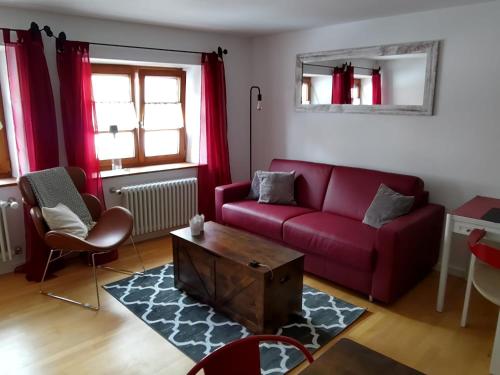 Χώρος καθιστικού στο Altstadtwohnung Modern Red