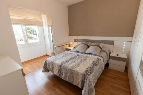 ein Schlafzimmer mit großem Bett und Fenster in der Unterkunft Catalunya Casas Cozy beach town villa for 8 - no car necessary! in Pineda de Mar