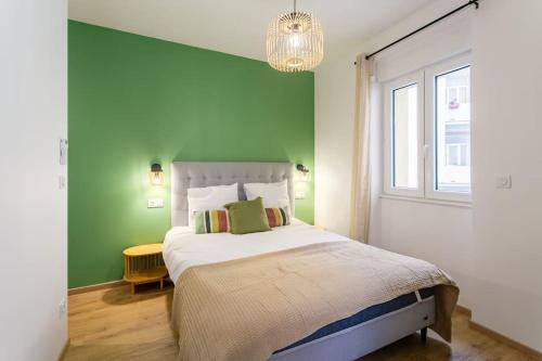 une chambre avec un grand lit avec un mur végétal dans l'établissement Maison rénovée Climatisée avec Sauna et Baby-Foot, à Strasbourg