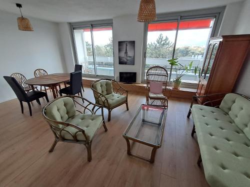 - un salon avec des chaises et une table ainsi qu'une salle à manger dans l'établissement Appartement T4 Lyon 9, à Lyon