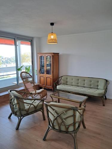 un salon avec un canapé et deux chaises dans l'établissement Appartement T4 Lyon 9, à Lyon