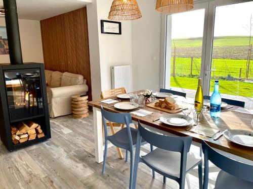 une salle à manger avec une table et des chaises et une cheminée dans l'établissement Villa 800, à Wissant