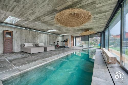 une maison avec une piscine au milieu dans l'établissement Mirador de Latour de Carol, à Latour-de-Carol
