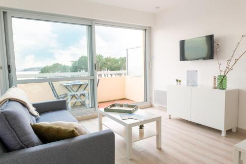 Μια τηλεόραση ή/και κέντρο ψυχαγωγίας στο Appartement pour 4 avec vue sur mer, Benodet