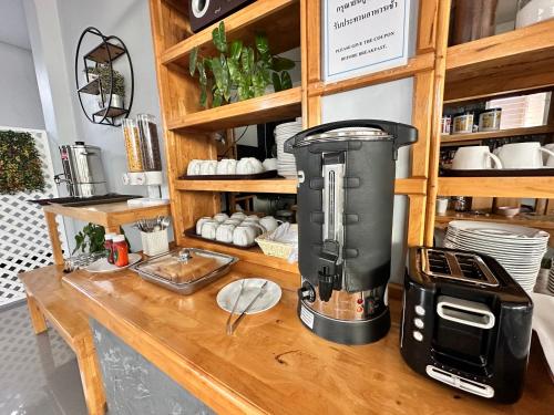 a coffee maker on a wooden counter in a kitchen at บ้านชวนชมเกาะล้าน in Ko Sak