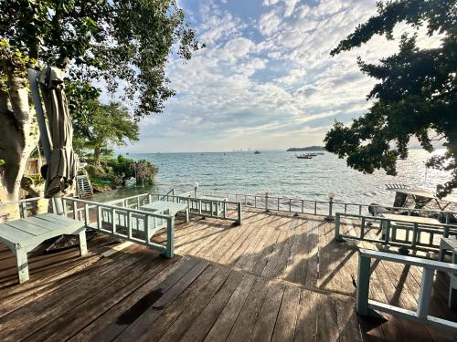 a deck with benches and a view of the water at บ้านชวนชมเกาะล้าน in Ko Sak