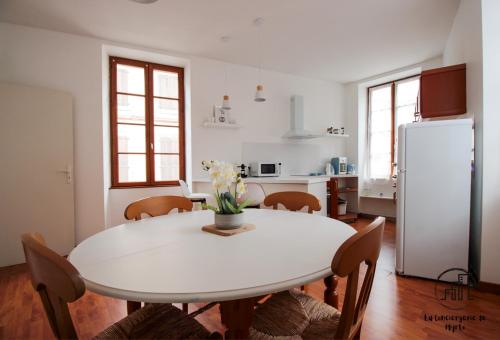 Il comprend une cuisine équipée d'une table blanche et d'un réfrigérateur blanc. dans l'établissement Chez Leopold et Anais au cœur d Albi, à Albi