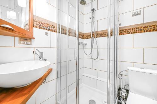 une salle de bain avec un lavabo et une douche dans l'établissement La Felicita - Studio avec Balcon Paris - Netflix, à Paris