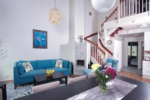 a living room with a blue couch and a table at Levin Lumienkeli A6 in Levi