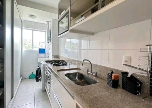 Η κουζίνα ή μικρή κουζίνα στο Apto praia brava Itajaí