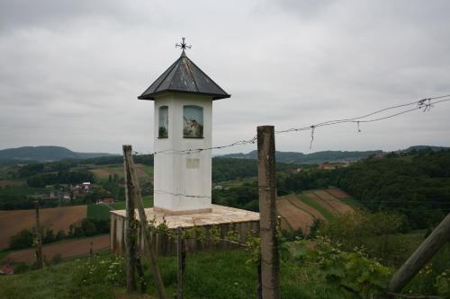 a small tower on top of a hill at Rebenchalet in Sankt Anna am Aigen