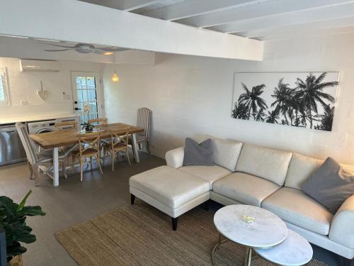 ein Wohnzimmer mit Sofa und Tisch in der Unterkunft Casa de Sol Noosa Heads in Noosa Heads