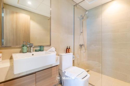 een badkamer met toilet, wastafel en douche bij Manzil - 1BR Apartment in Farhad Aziz Residence with Burj View in Dubai