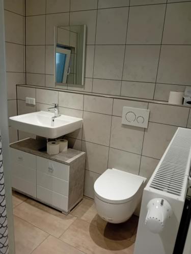 Bilik mandi di Zur weissen Taube Haus 2 Große Monteurs und Handwerkerwohnung nahe Berlin und Brandenburg