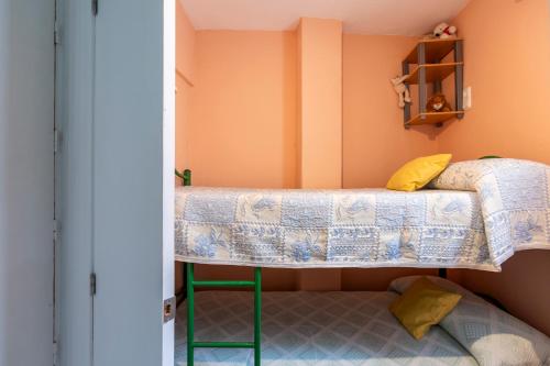 1 dormitorio con 2 literas y estante en Apartamento Torrenueva en playa 4 planta, en Torrenueva