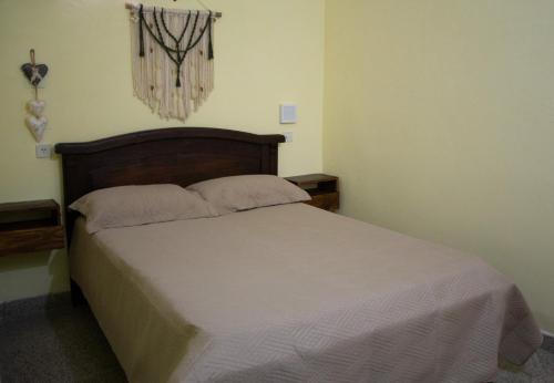 ein Schlafzimmer mit einem großen Bett mit weißer Bettwäsche in der Unterkunft Silencio Dorado in Villa Serranita