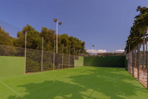 Alua Illa de Menorcaの敷地内または近くにあるテニス施設またはスカッシュ施設