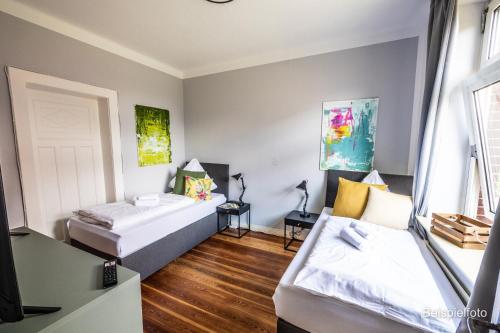 una stanza con due letti e una finestra di 2 Zimmer Apartment für 3 Personen a Brunsbüttel