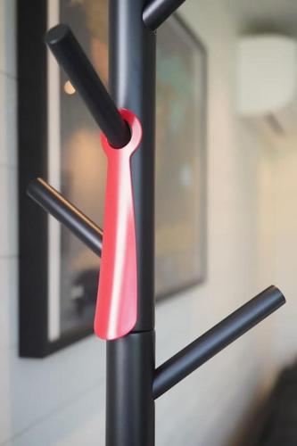 a red handle on a black metal pole at Nybyggt -med spabad, bastu och nära stor badstrand in Kungsör