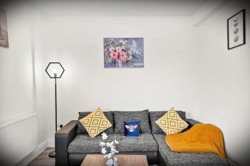 Χώρος καθιστικού στο Elegant 3-bed apartment with FREE onsite PARKING in Enfield - Out door Patio - Big savings on Longer Stays