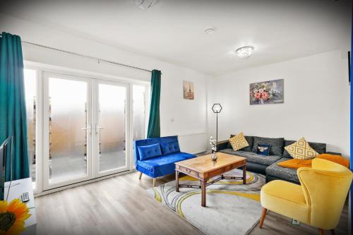 Χώρος καθιστικού στο Elegant 3-bed apartment with FREE onsite PARKING in Enfield - Out door Patio - Big savings on Longer Stays