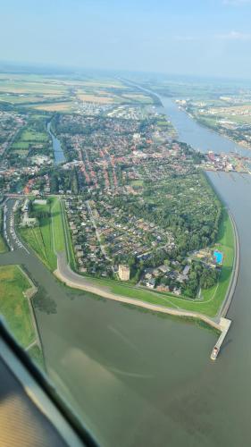 una vista aerea di una città e di un fiume di 2 Zimmer Apartment für 3 Personen a Brunsbüttel