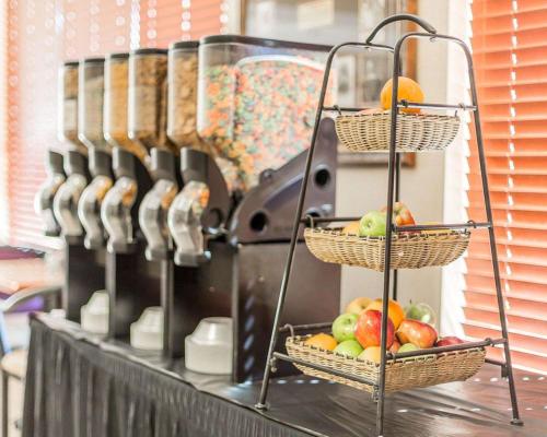 una cucina con cesti di frutta su un bancone di Big Horn Resort, an Ascend Collection Hotel a Billings
