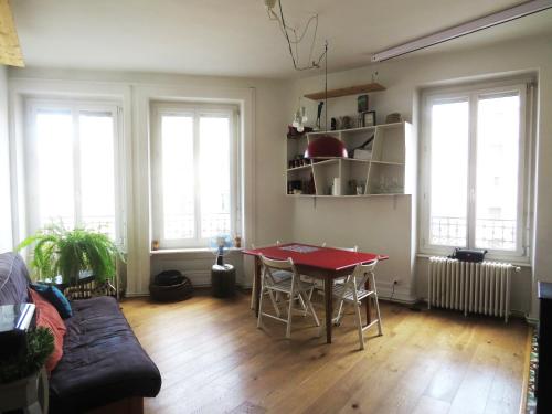 - un salon avec une table et des chaises rouges dans l'établissement Lyon 7 - Réservez une chambre OU tout l'appartement de 70m2 avec 2 SDB, à Lyon