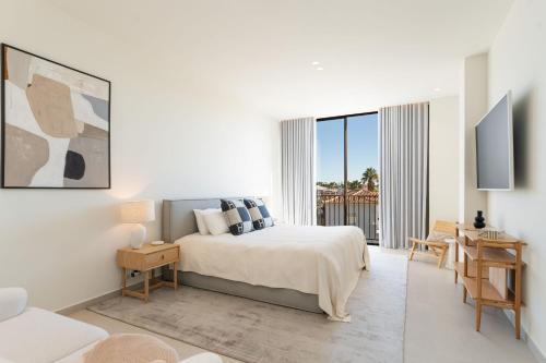 Giường trong phòng chung tại Luxury Villa In Quinta do Lago Private pool Rooftop Jacuzzi Office Game room ARKEO LUXURY