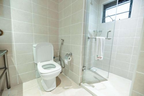 Heri Heights Hotel Apartments, SureStay Collection by Best Westernにあるバスルーム