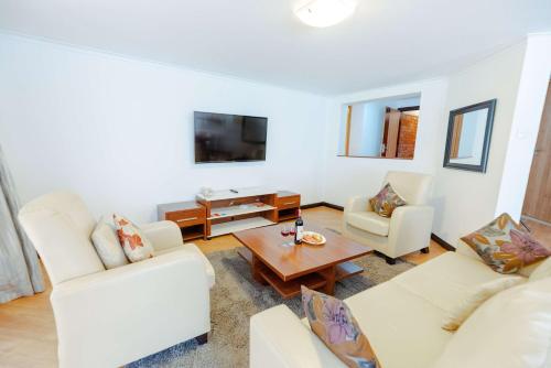 Heri Heights Hotel Apartments, SureStay Collection by Best Westernにあるテレビまたはエンターテインメントセンター