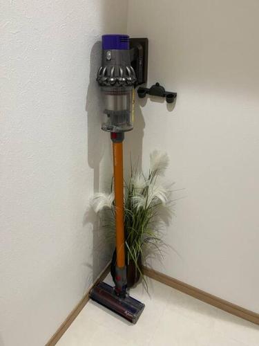 a plunger sitting next to a wall with a plant at Disney11min Makuhari Messe14min 2 free parking in Funabashi