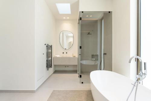 Phòng tắm tại Luxury Villa In Quinta do Lago Private pool Rooftop Jacuzzi Office Game room ARKEO LUXURY