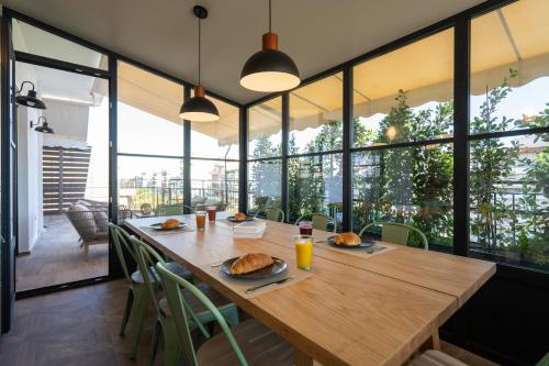 Luxury Petralona Penthouse - Sleeps 7 -Near Metro