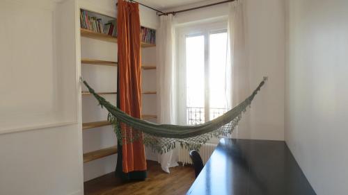 - un hamac dans une chambre avec fenêtre dans l'établissement Lyon 7 - Réservez une chambre OU tout l'appartement de 70m2 avec 2 SDB, à Lyon