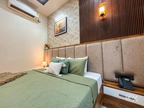 Un dormitorio con una cama y un teléfono encima. en Hotel Brij Vas, en Vrindāvan