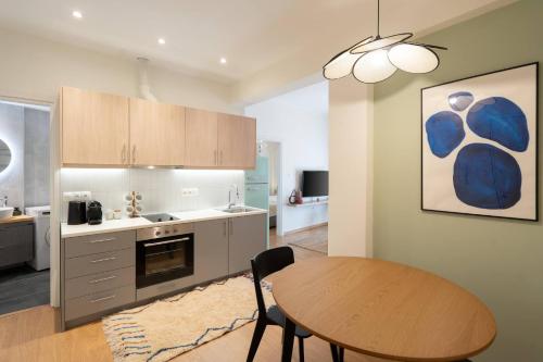 1BR Thiseio Charm - 10 Minutes From Acropolis