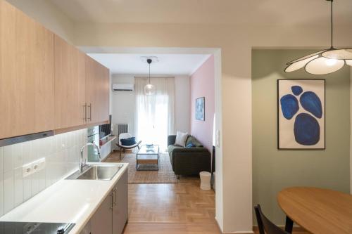 1BR Thiseio Charm - 10 Minutes From Acropolis