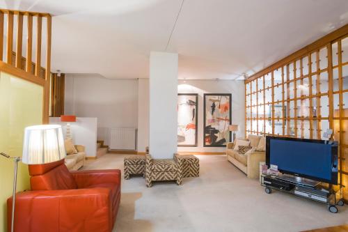 a living room with a couch and a television at Hotel Alda Boiro in Boiro