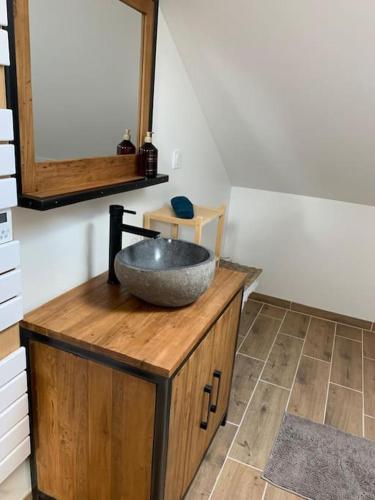 La salle de bains est pourvue d'un lavabo en bois. dans l'établissement L'appartement du petit Bois, à Mérinchal