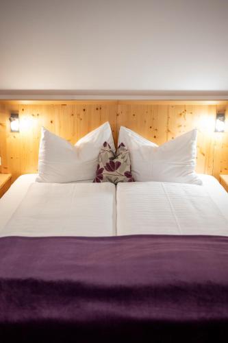 Postel nebo postele na pokoji v ubytování Hotel Haus Lungau