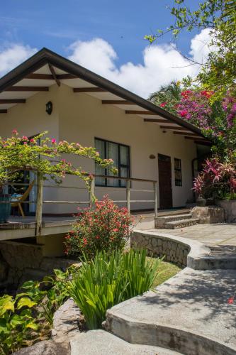 Сад в Domaine Desaubin Luxury Villas