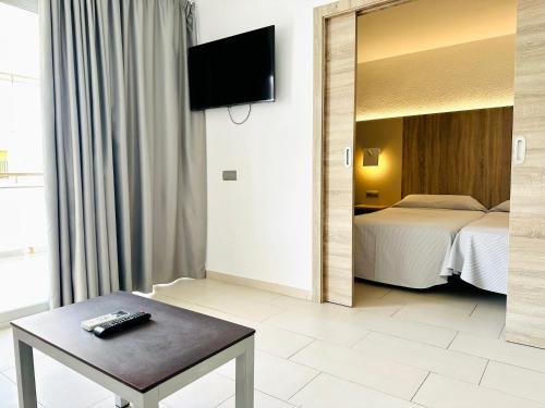Katil atau katil-katil dalam bilik di Apartamentos Jet - Adults Only