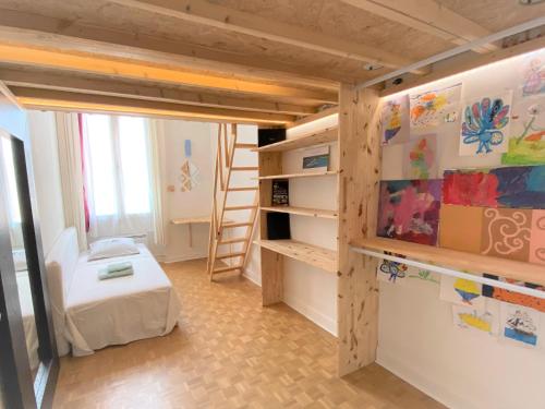 Cette chambre dispose de lits superposés et d'une échelle. dans l'établissement Centre Ville Calme Festivales Plages, à Cannes