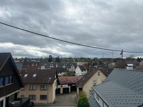 a view of a city with houses and roofs at Penthouse Aussicht Balkon EBK TG Platz in Magstadt