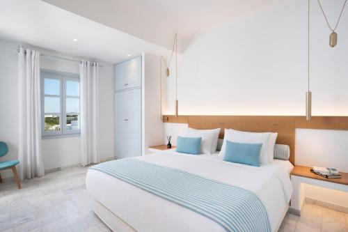 Ein Bett oder Betten in einem Zimmer der Unterkunft Santorini Kastelli Resort