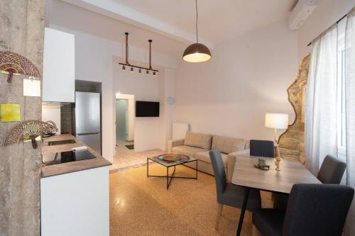 2BR Apt 20 Mins From Acropolis with Washer & Dryer